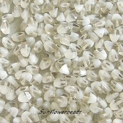 50 Stück - pinched beads - cr. grau opal