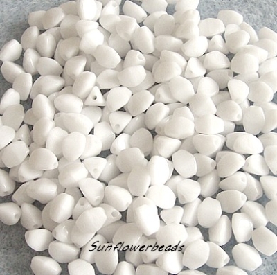 50 Stück - pinched beads - weiß opak