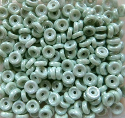 50 Stück - Wheel beads - chalk light green lüster