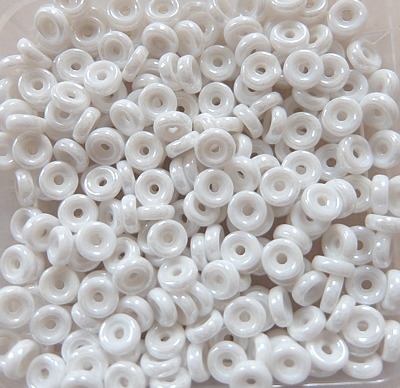 50 wheel beads - chalk white lüster